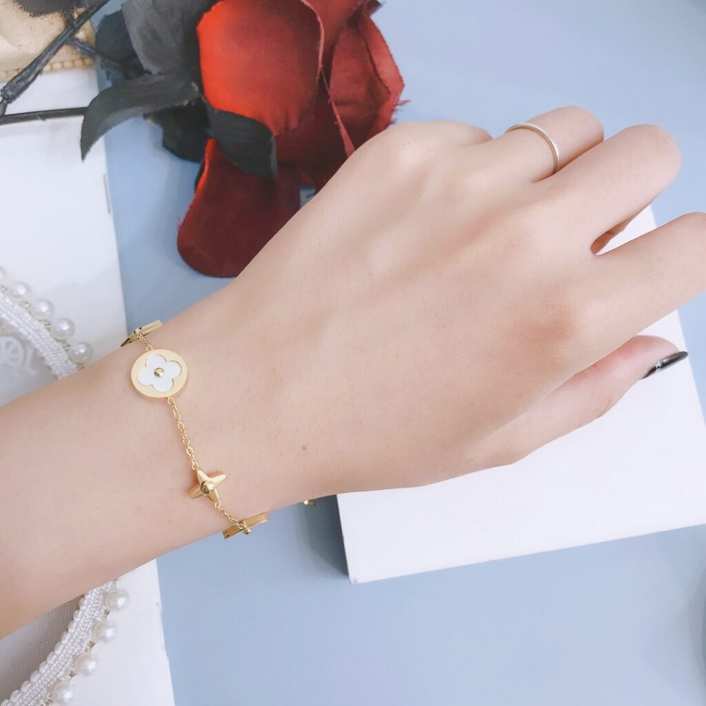 Designer L019 Ring editorial product context 1