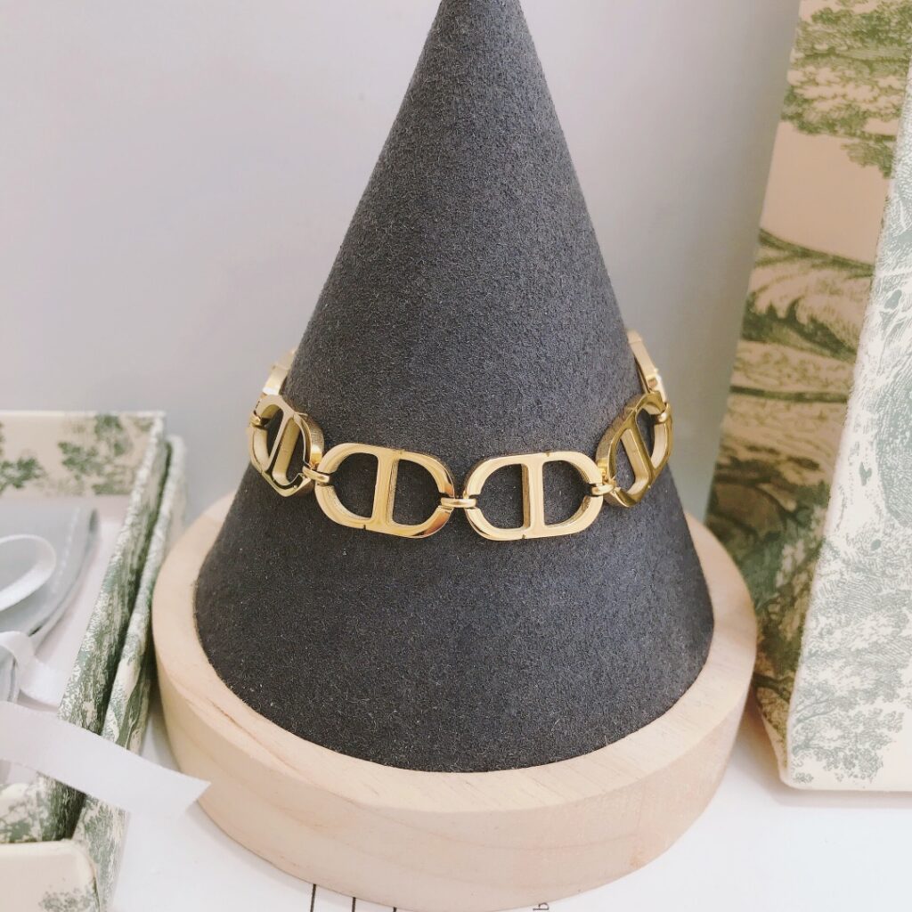 Designer L027 Ring editorial product context 1