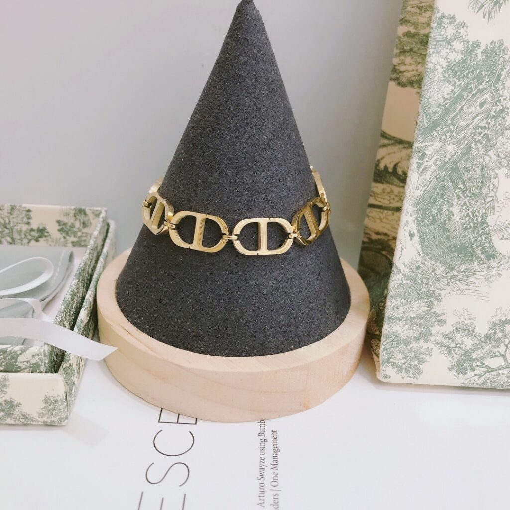 Designer L027 Ring editorial product context 3