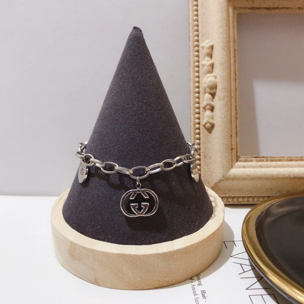 Designer L034 Ring editorial product context 2