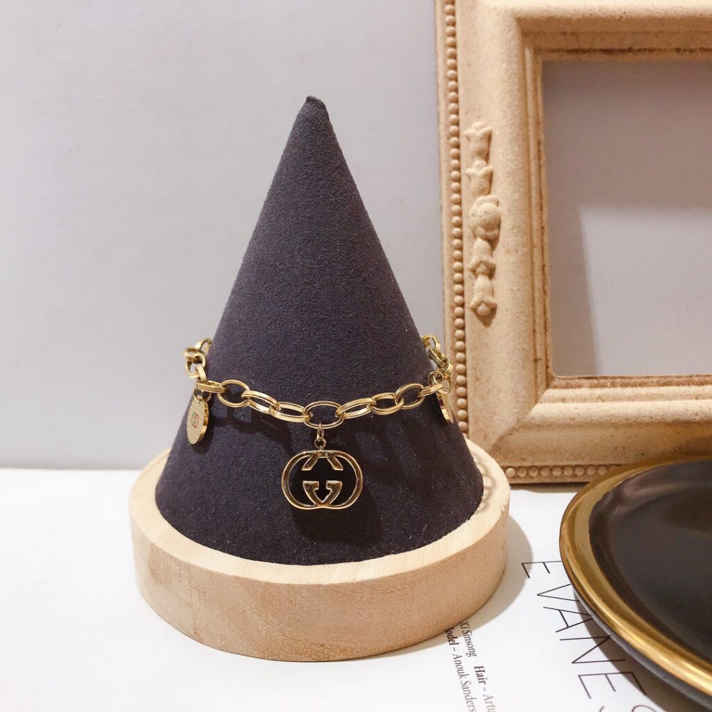 Designer L034 Ring editorial product context 3