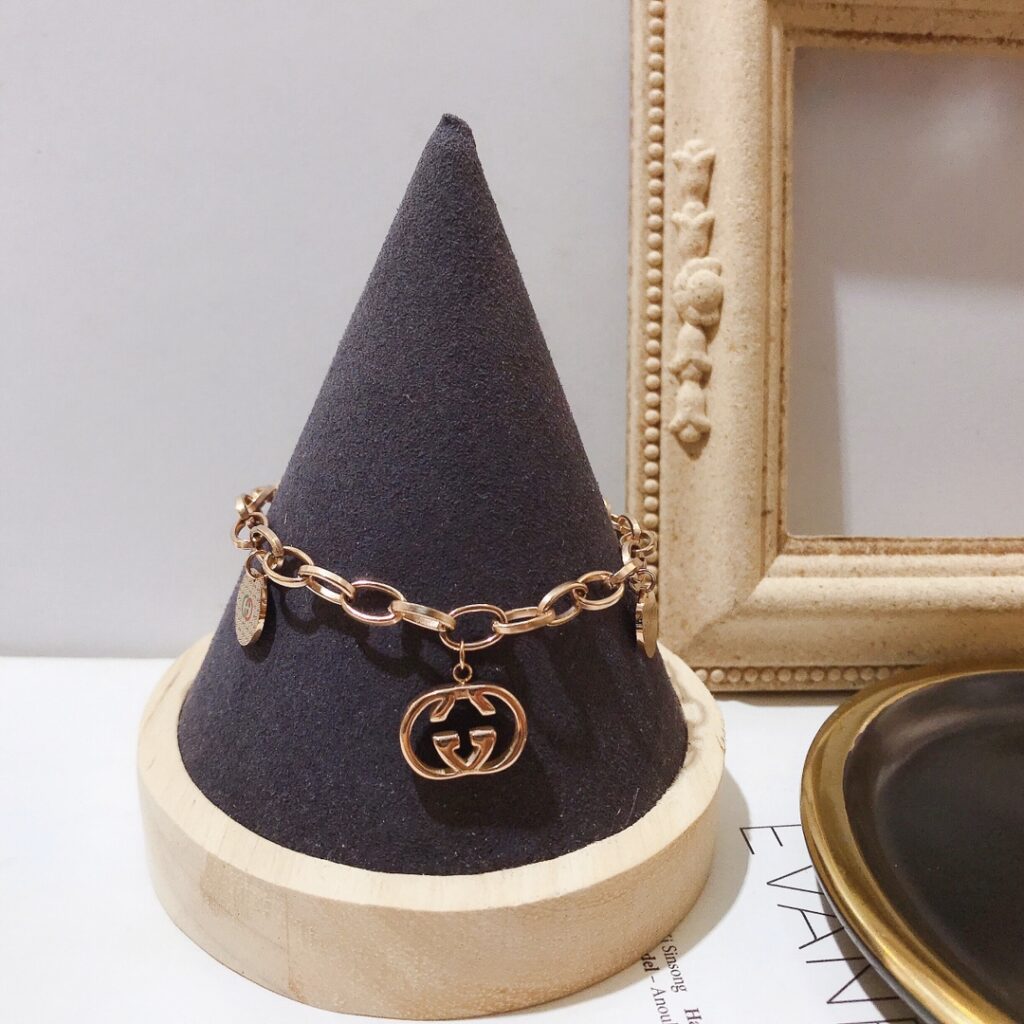 Designer L034 Ring editorial product context 1