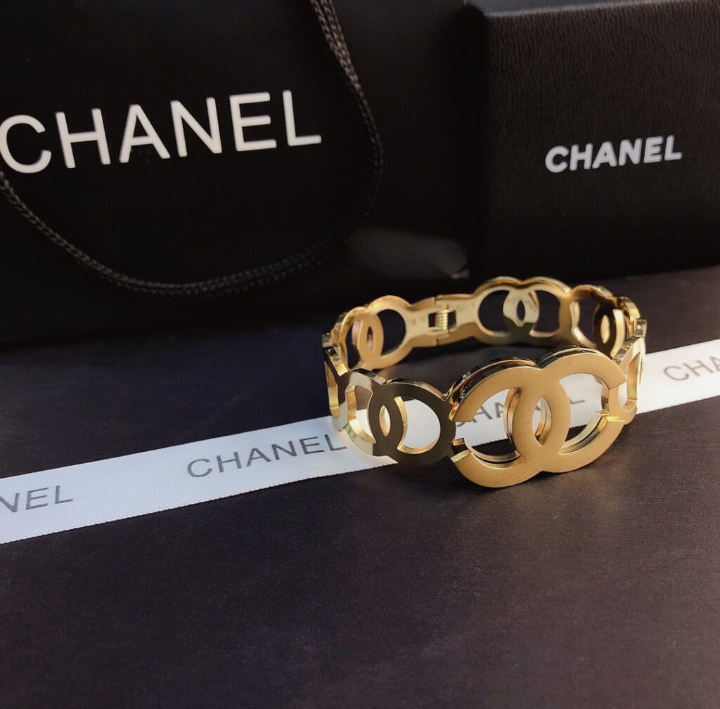 Designer S077 Ring editorial product context 2