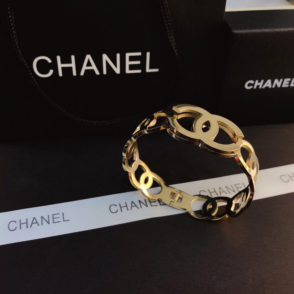 Designer S077 Ring editorial product context 3