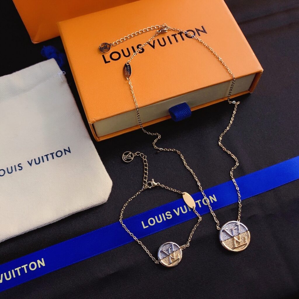 Designer L082 Necklace editorial product context 2