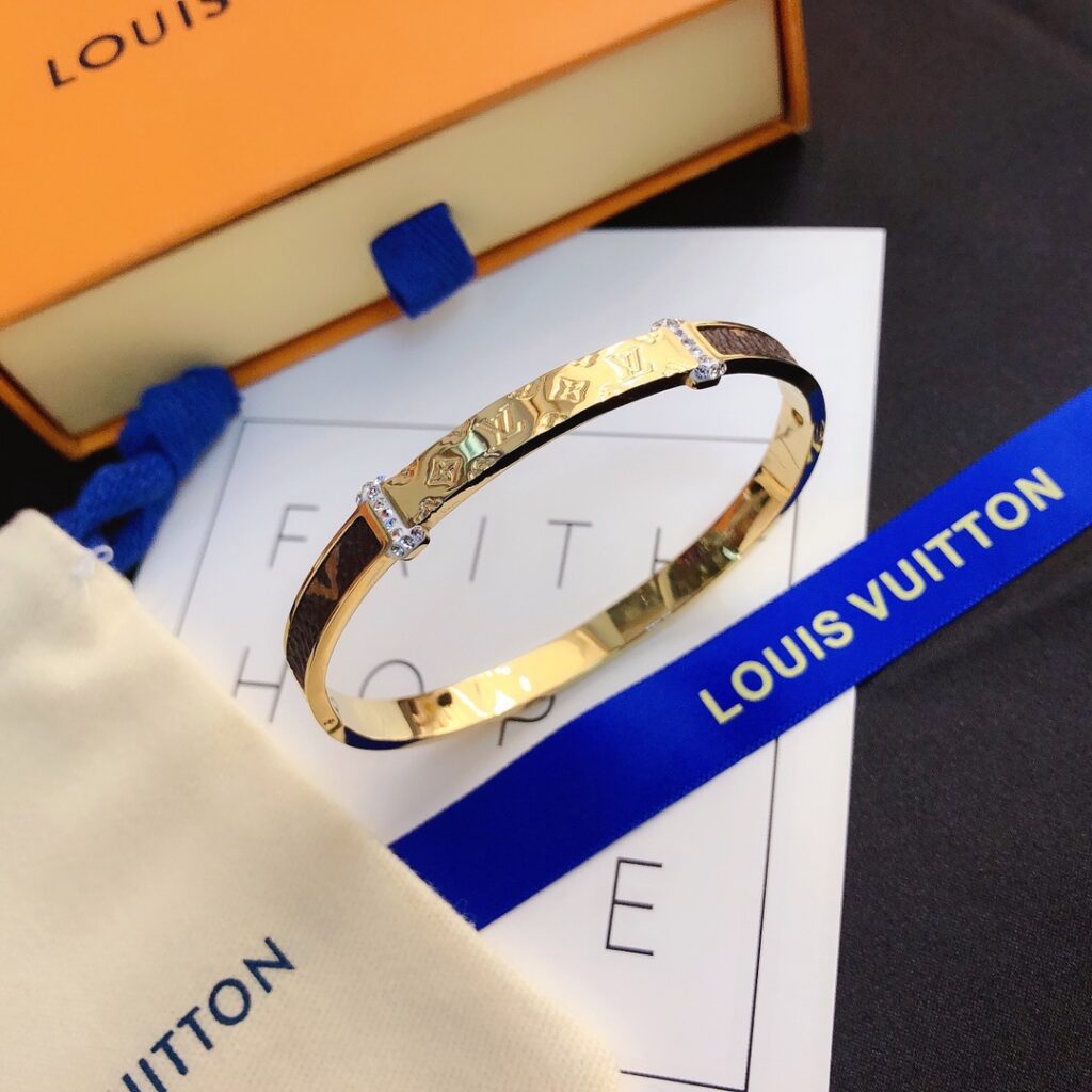 Designer S111 Ring editorial product context 1