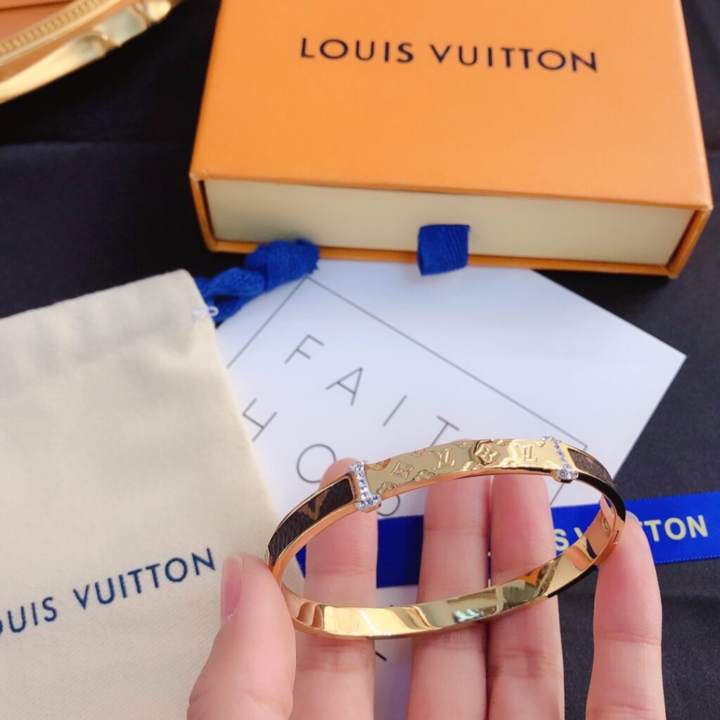 Designer S111 Ring editorial product context 3
