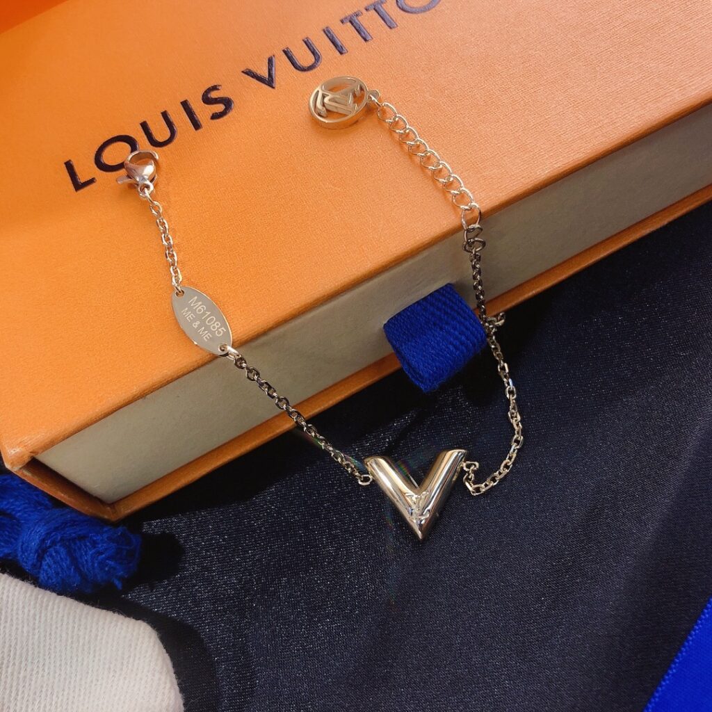 Designer L056 Ring editorial product context 2