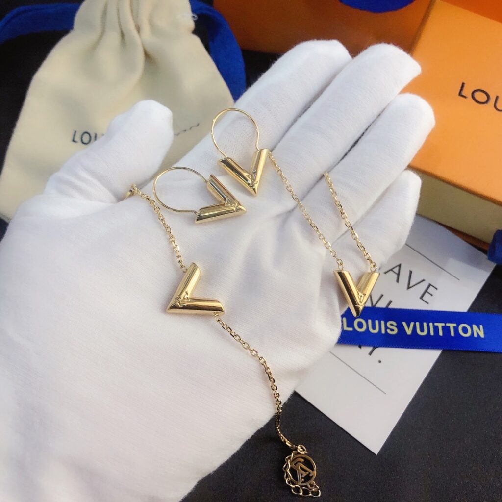 Designer Necklace editorial product context 1