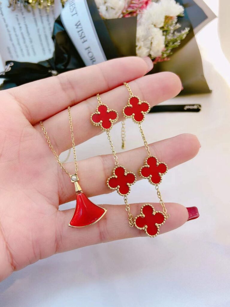 Designer L060 VS Necklace editorial product context 1