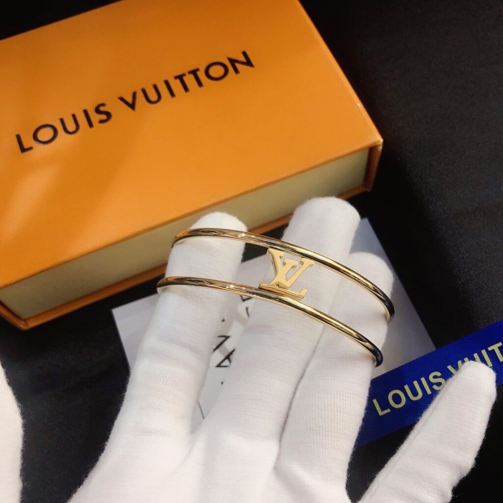 Designer S139 Ring editorial product context 1