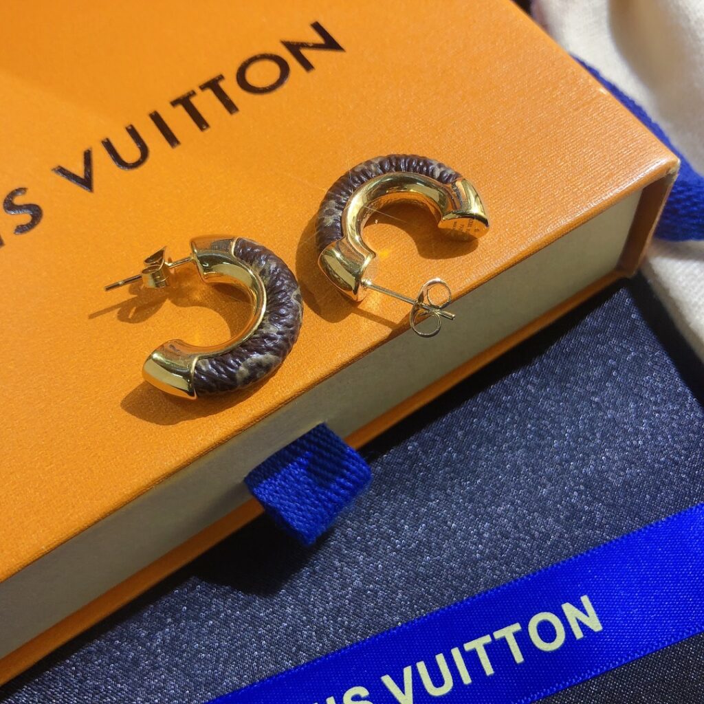 Designer A470 Ring editorial product context 3