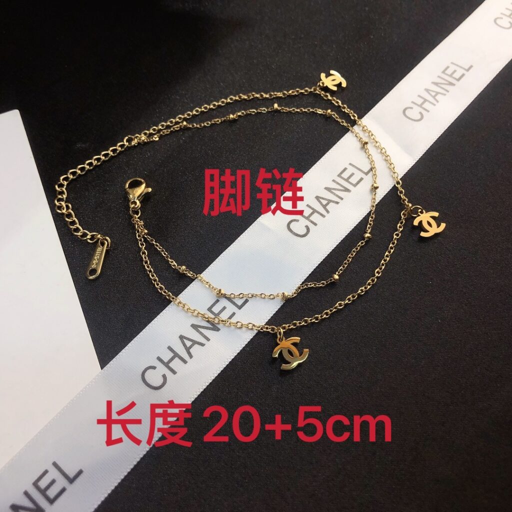 Designer B002 Bag editorial product context 2