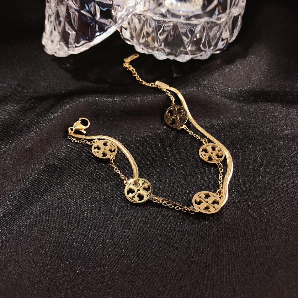 Designer L065 Ring editorial product context 2