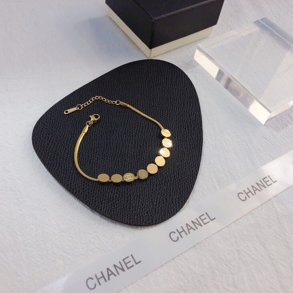 Designer L070 Bracelet editorial product context 3