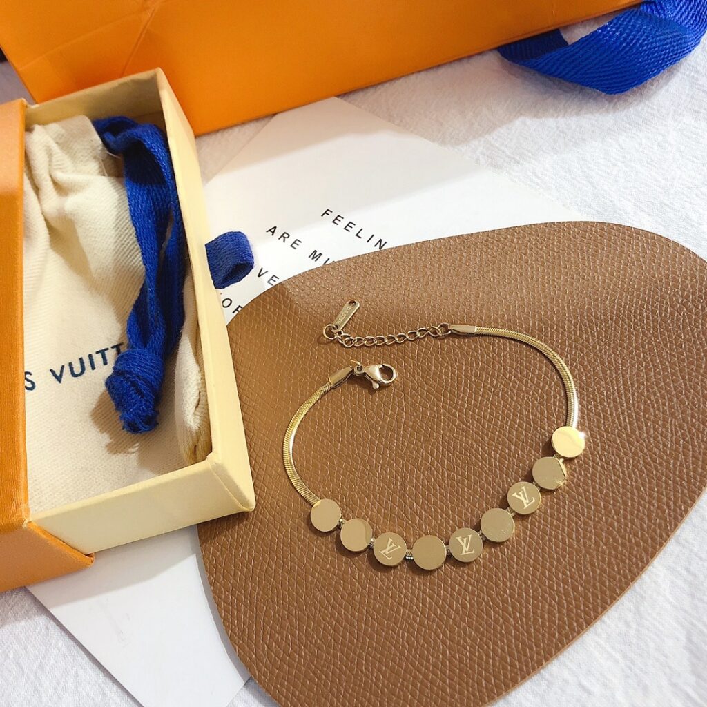 Designer L074 Bracelet editorial product context 1