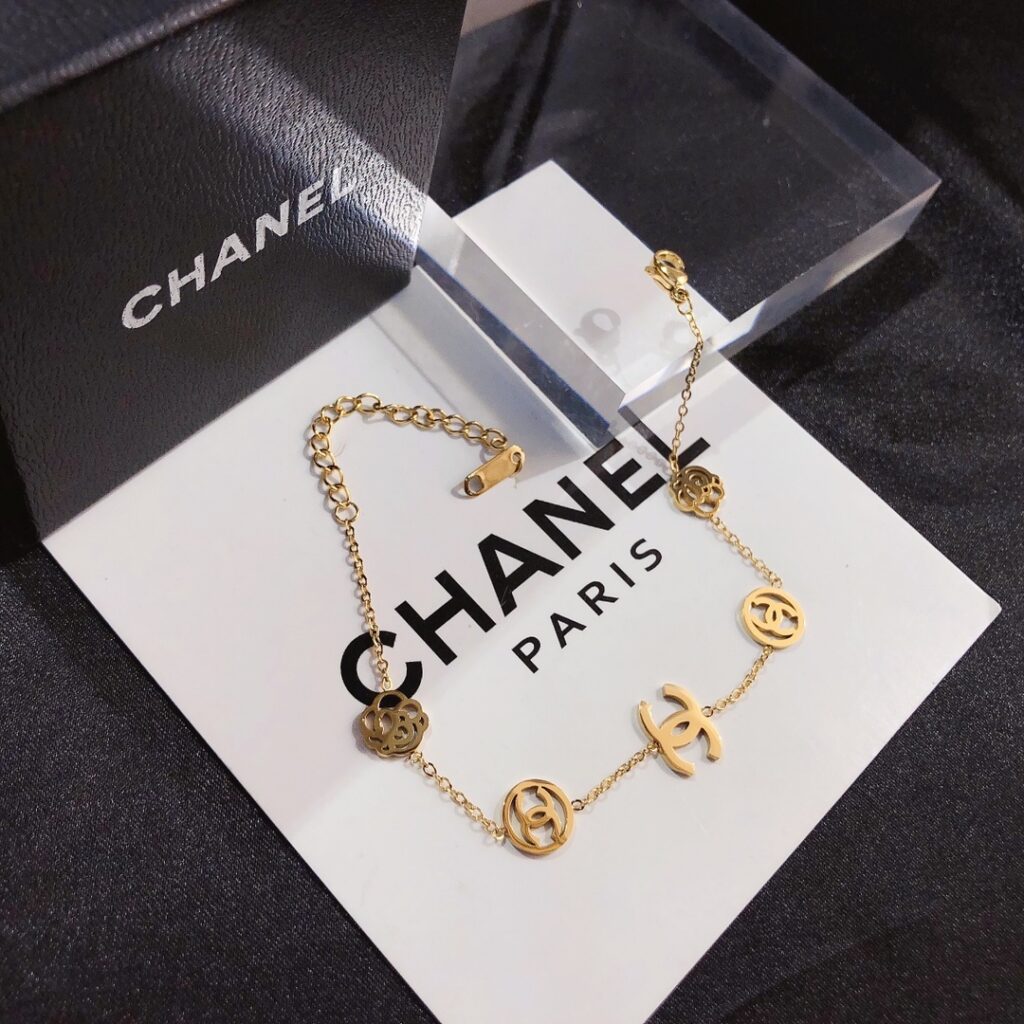Designer L075 Bracelet editorial product context 1