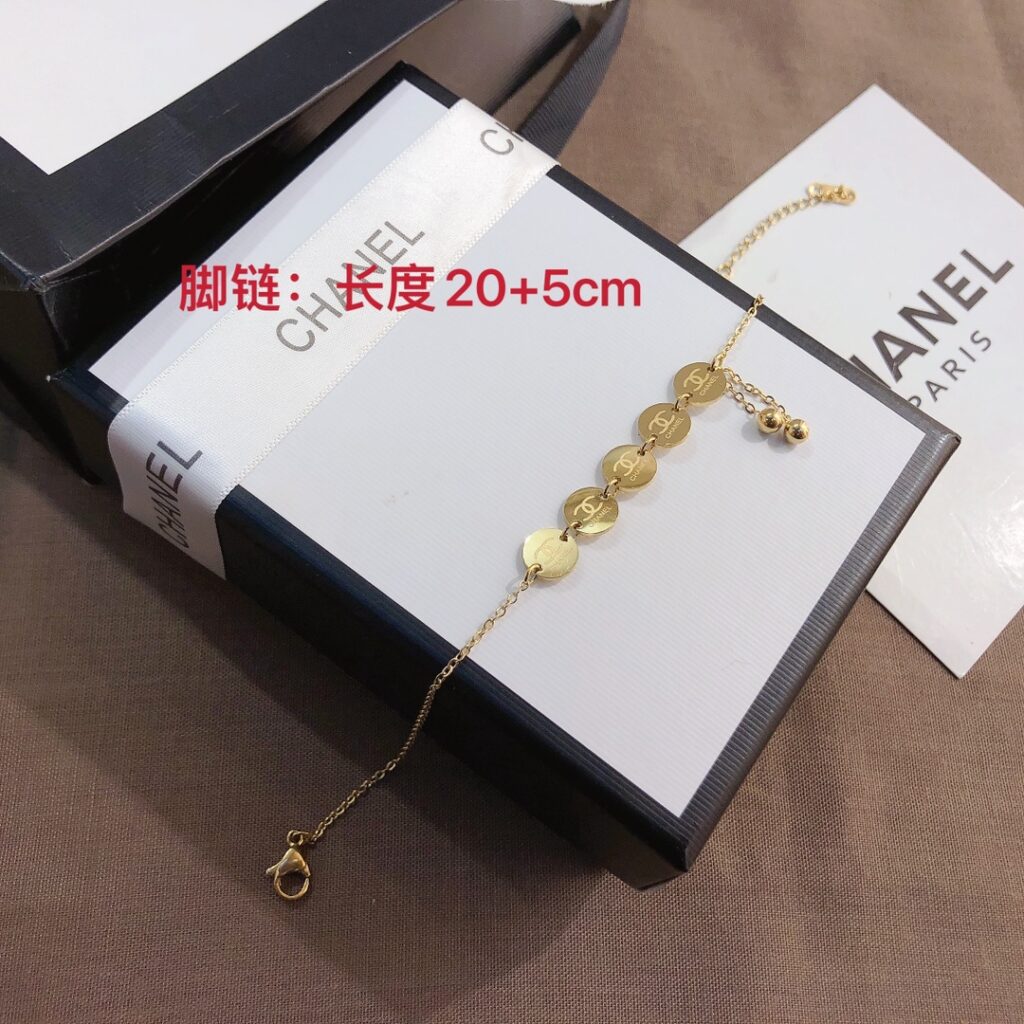 Designer B009 Bag editorial product context 1