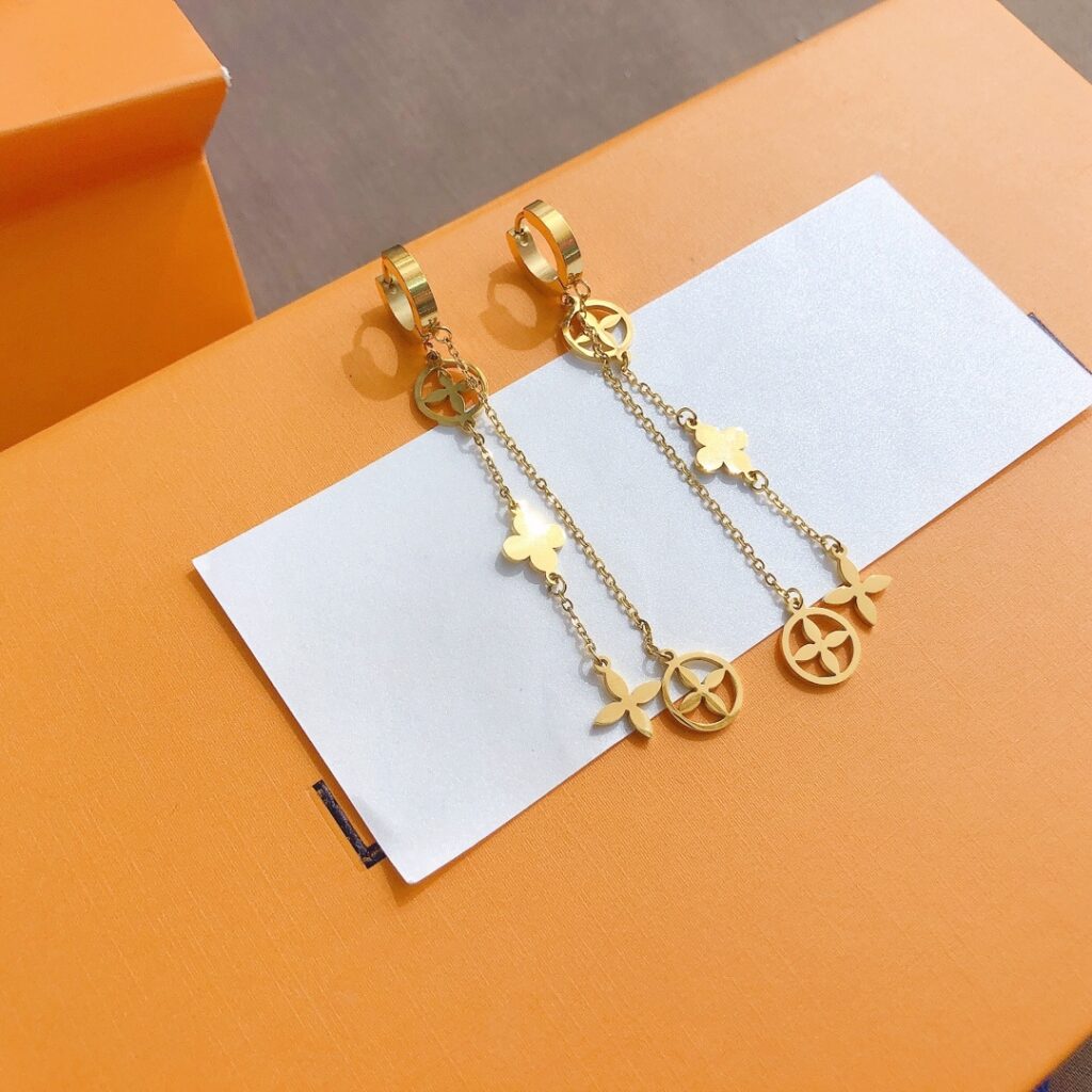 Designer A552 Ring editorial product context 1