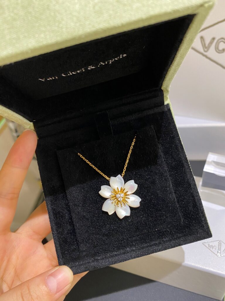 Van Cleef & Arpels Necklace editorial product context 2