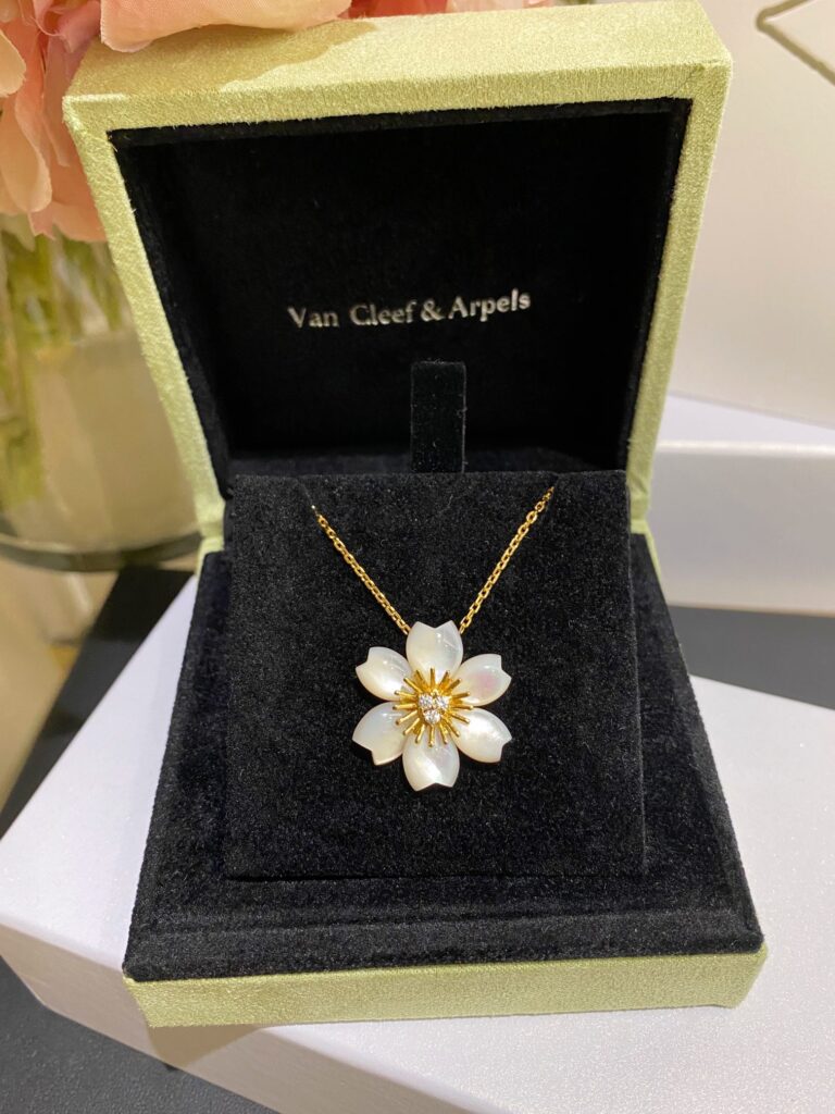 Van Cleef & Arpels Necklace editorial product context 1