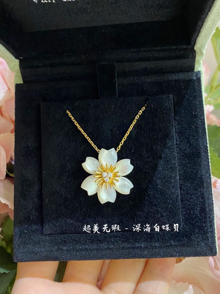 Van Cleef & Arpels Necklace editorial product context 3