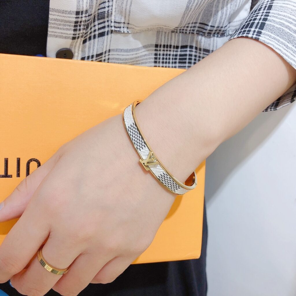 Designer S212 White Ring editorial product context 1