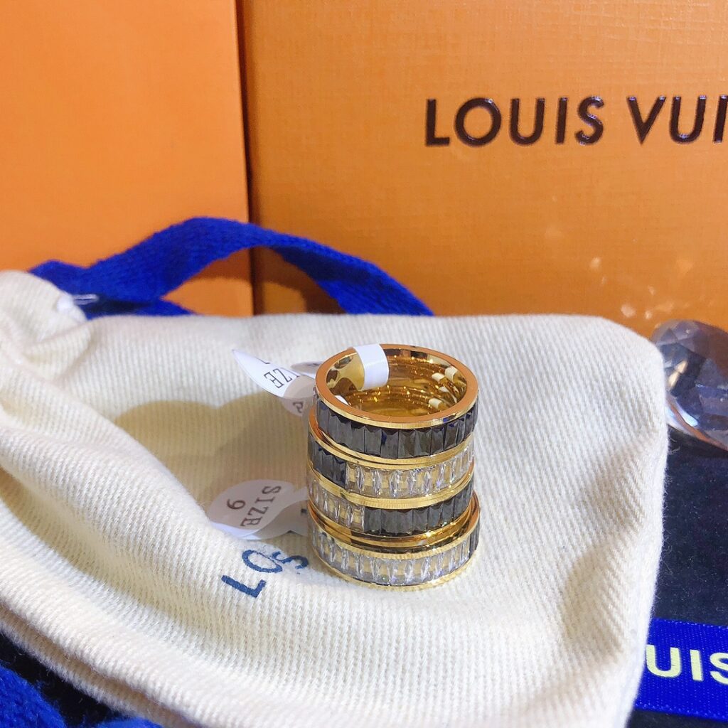 Designer J048 Ring editorial product context 3