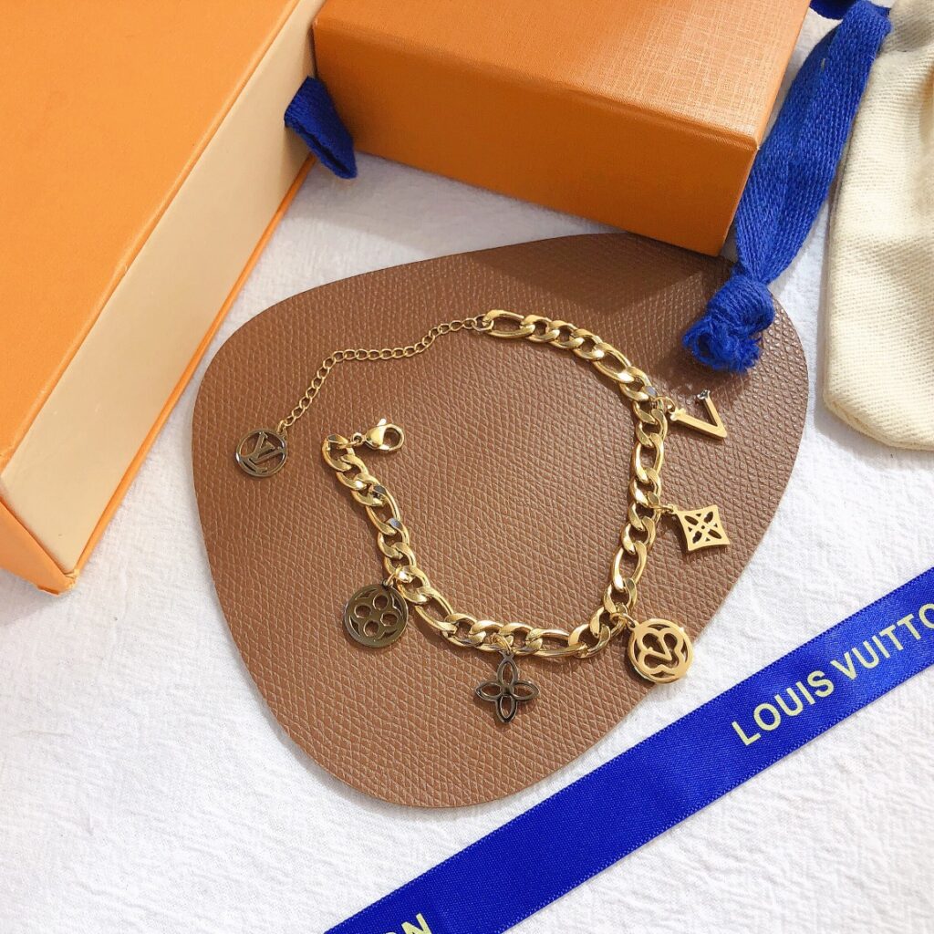 Designer L087 Ring editorial product context 1