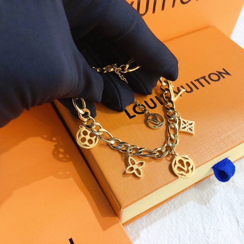 Designer L087 Ring editorial product context 3