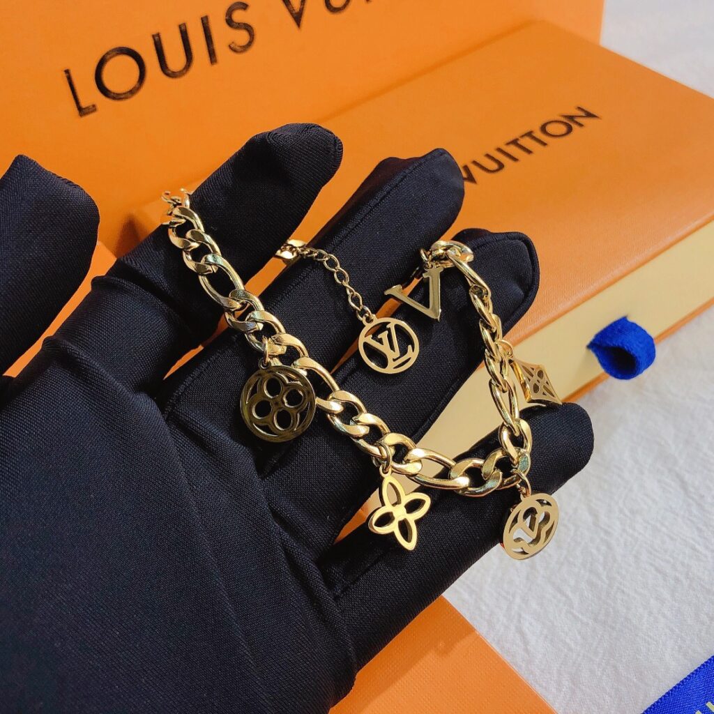 Designer L087 Ring editorial product context 2