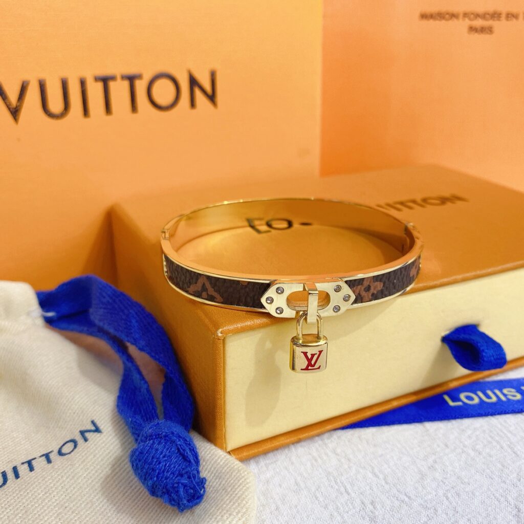 Designer S301 Ring editorial product context 2