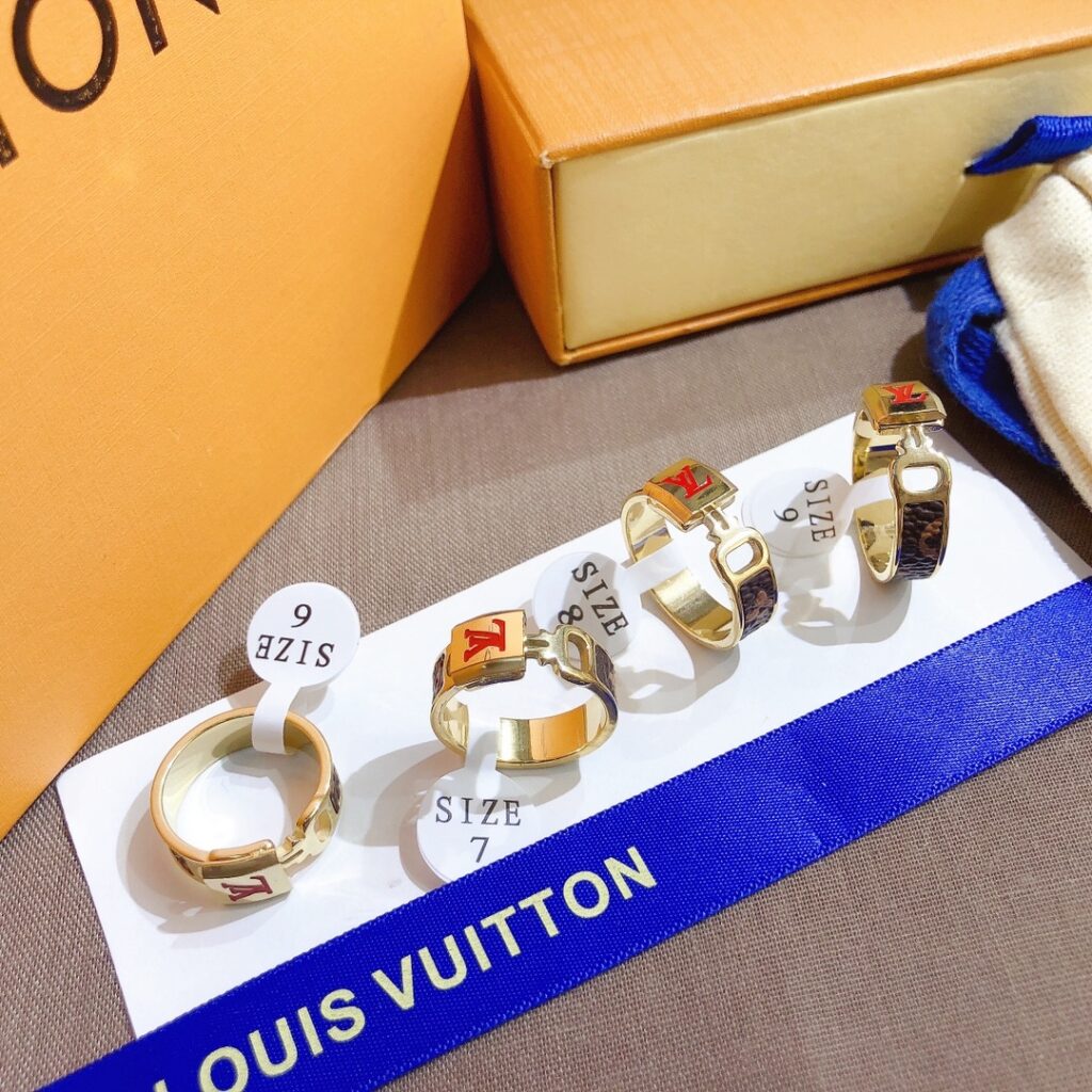 Designer J052 Ring editorial product context 3