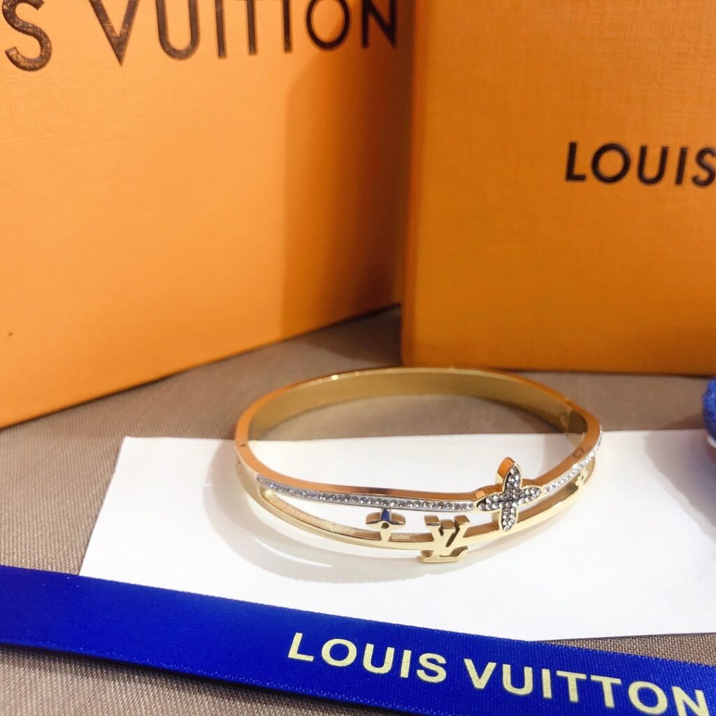 Designer S252 Ring editorial product context 2