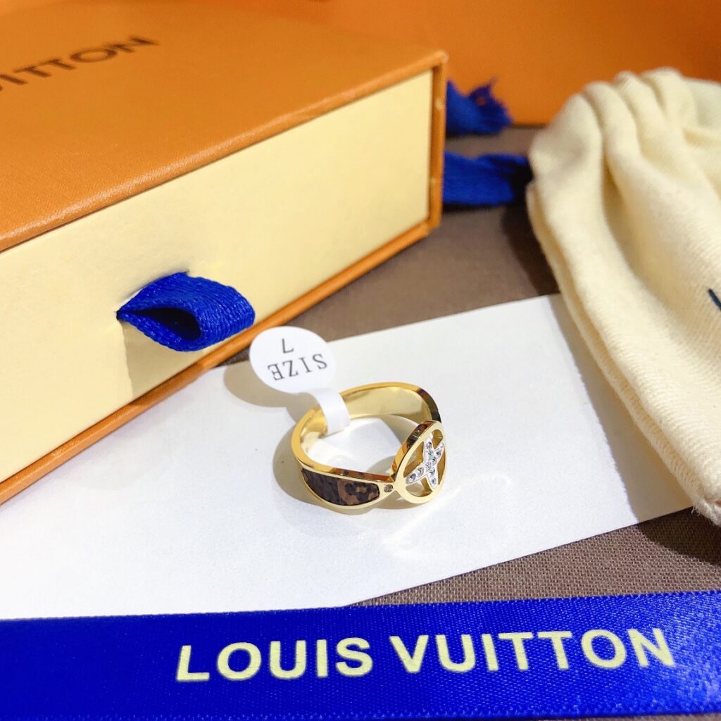 Designer J054 Ring editorial product context 3