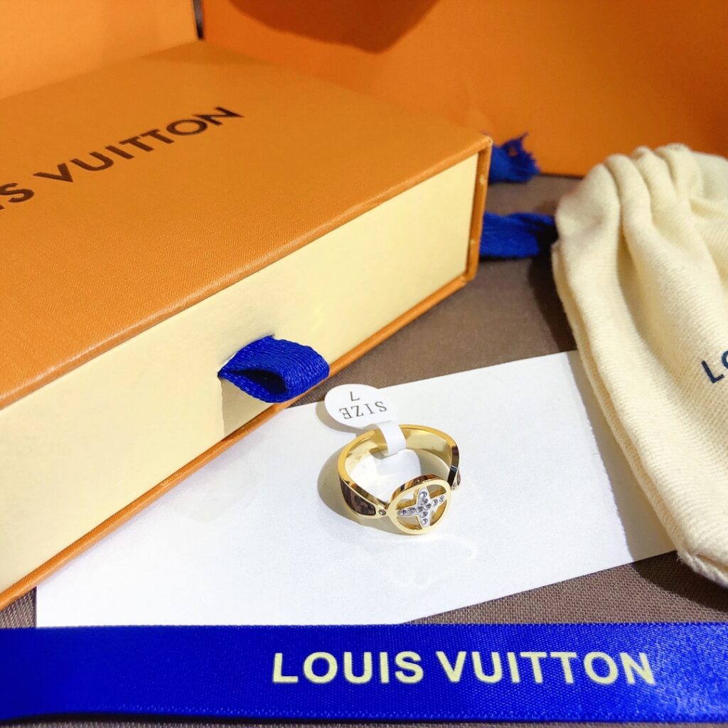 Designer J054 Ring editorial product context 1