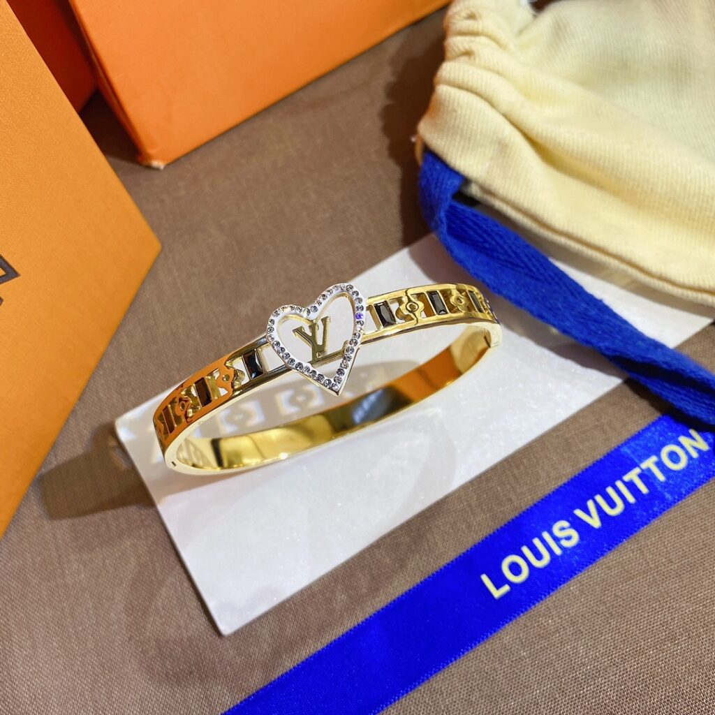 Designer S255 Ring editorial product context 1