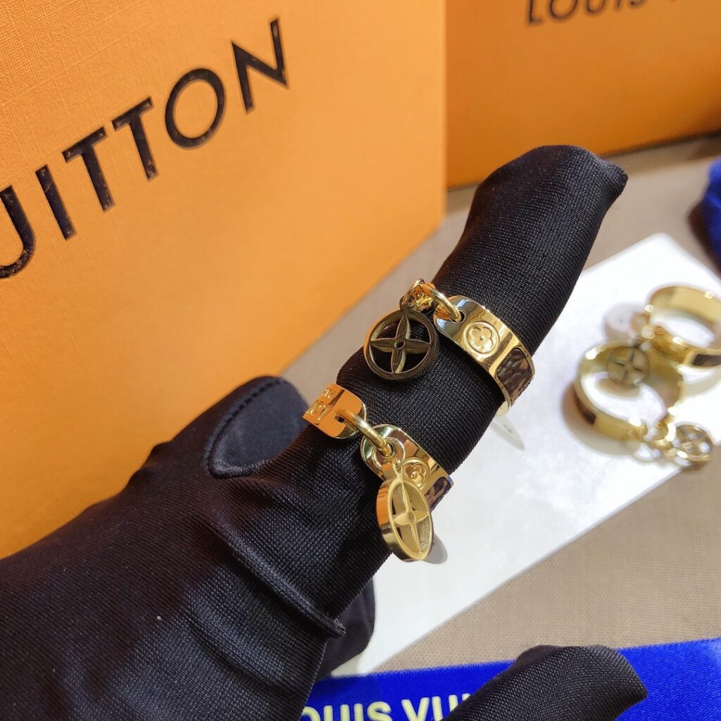 Designer J055 Ring editorial product context 1