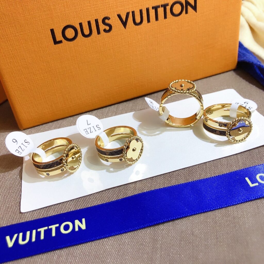 Designer J056 Ring editorial product context 3
