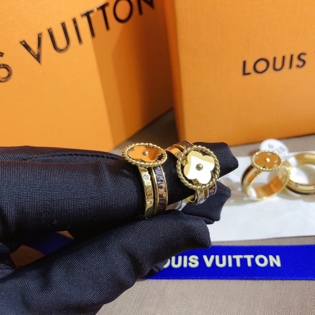 Designer J056 Ring editorial product context 1