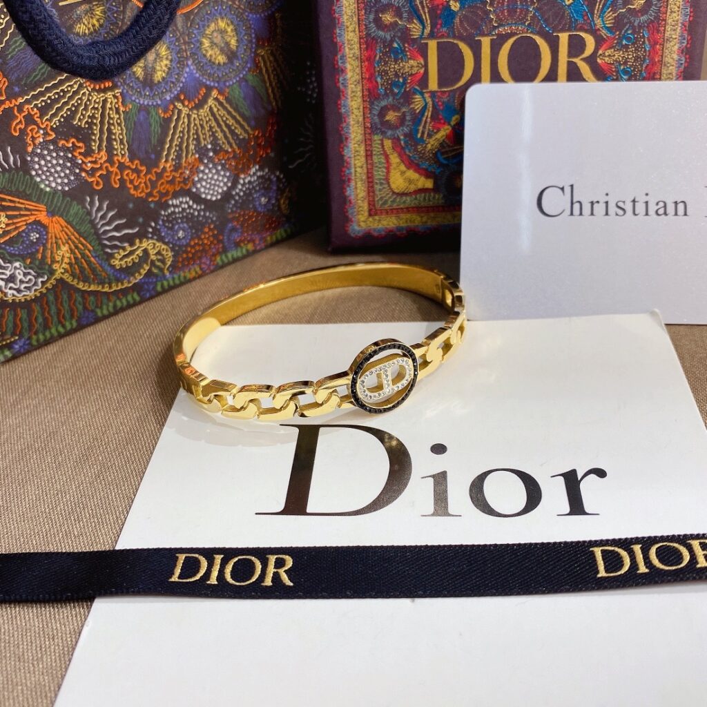Designer S258 Ring editorial product context 1