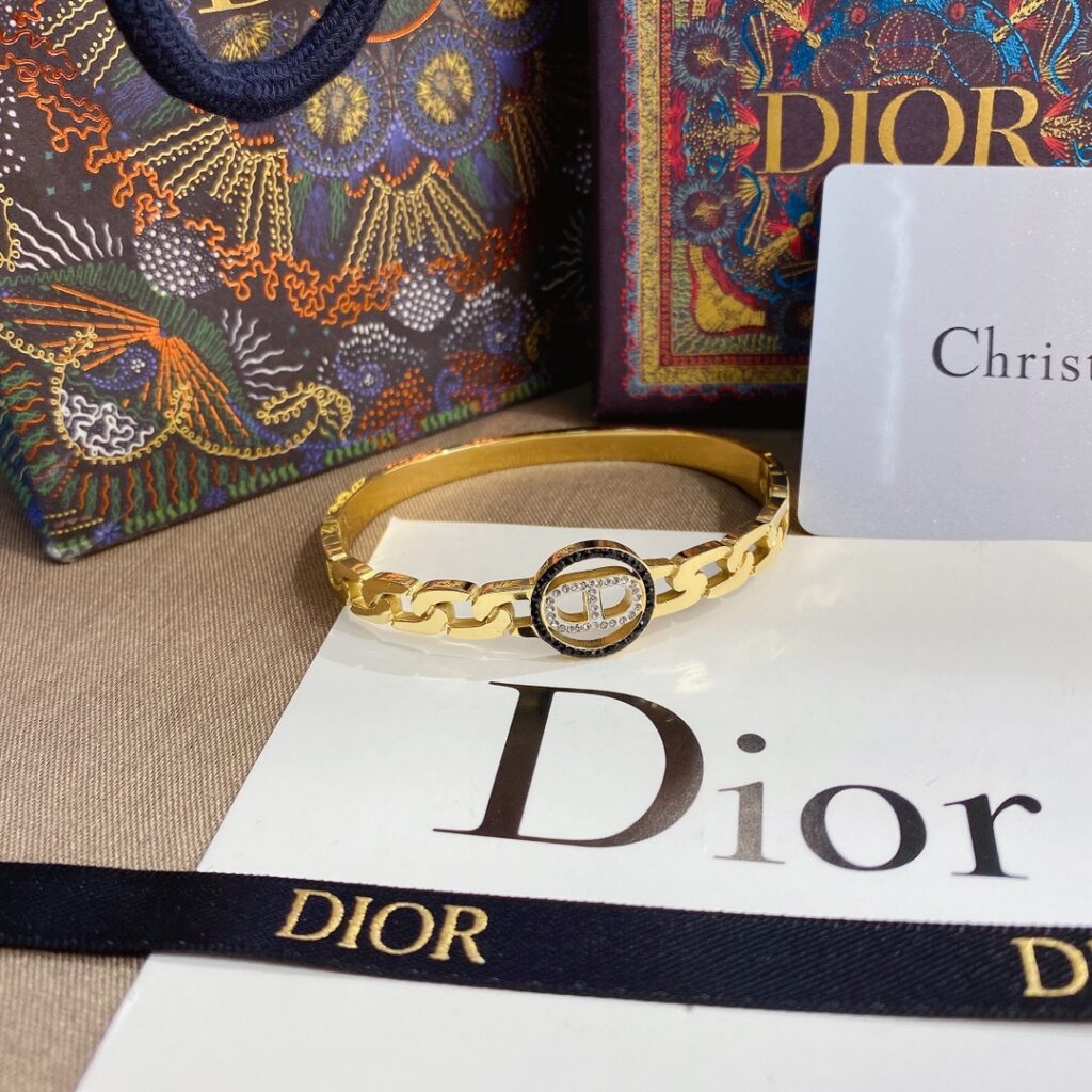 Designer S258 Ring editorial product context 2