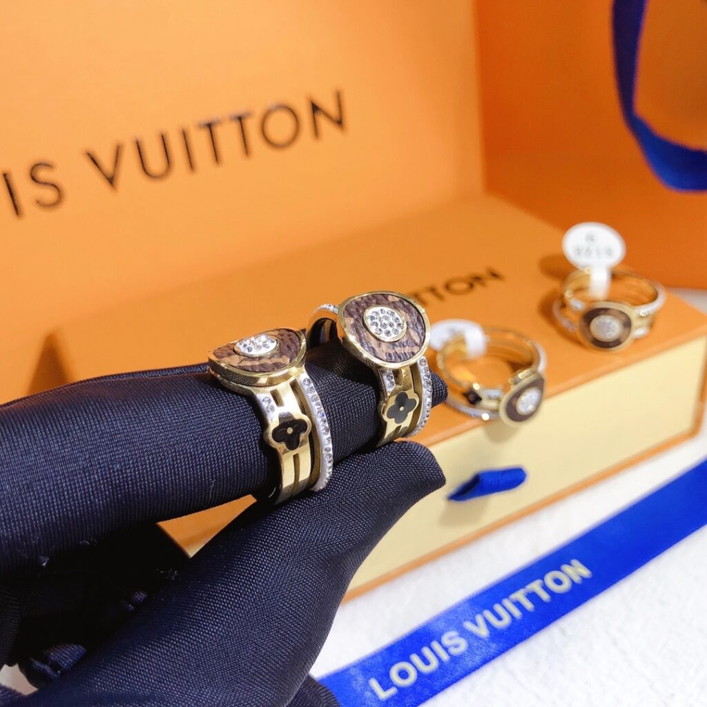 Designer J059 Ring editorial product context 1