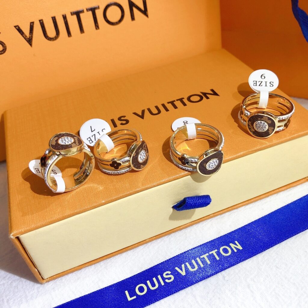 Designer J059 Ring editorial product context 3