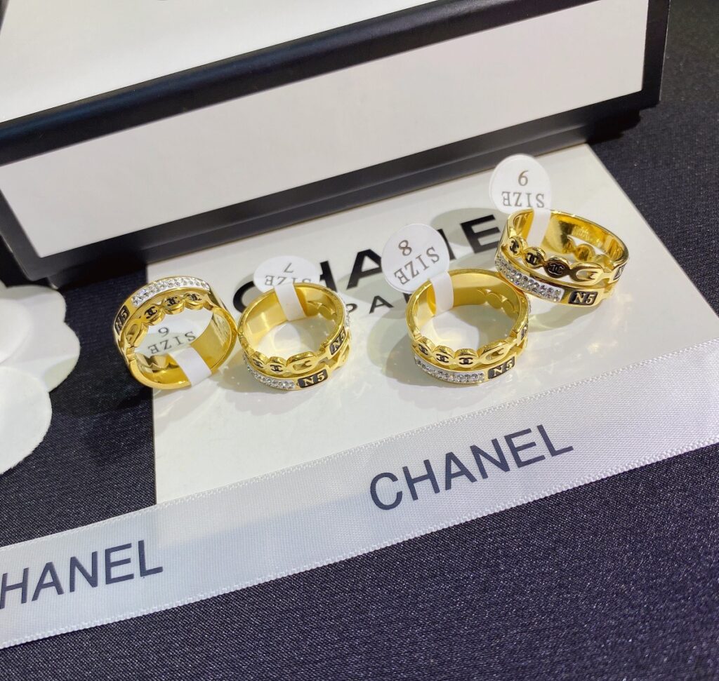 Designer J060 Ring editorial product context 3
