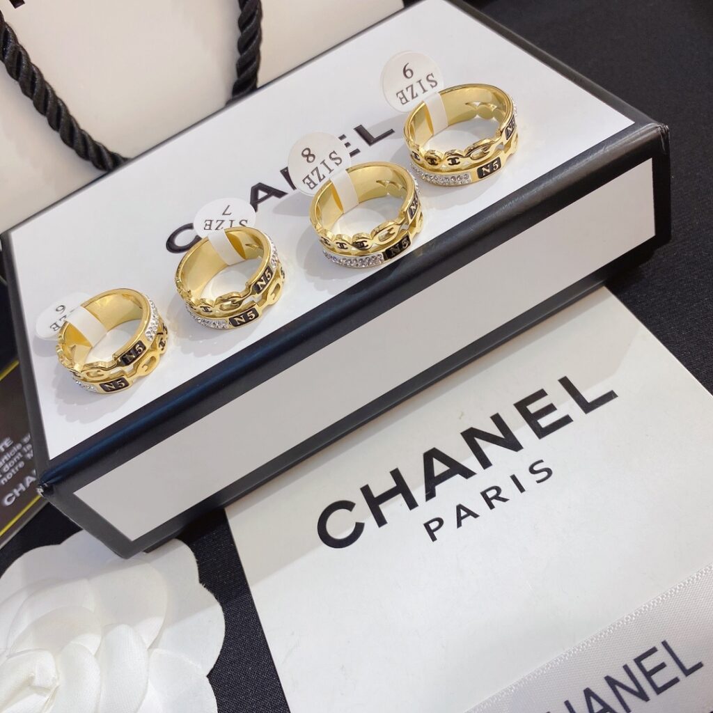Designer J060 Ring editorial product context 1