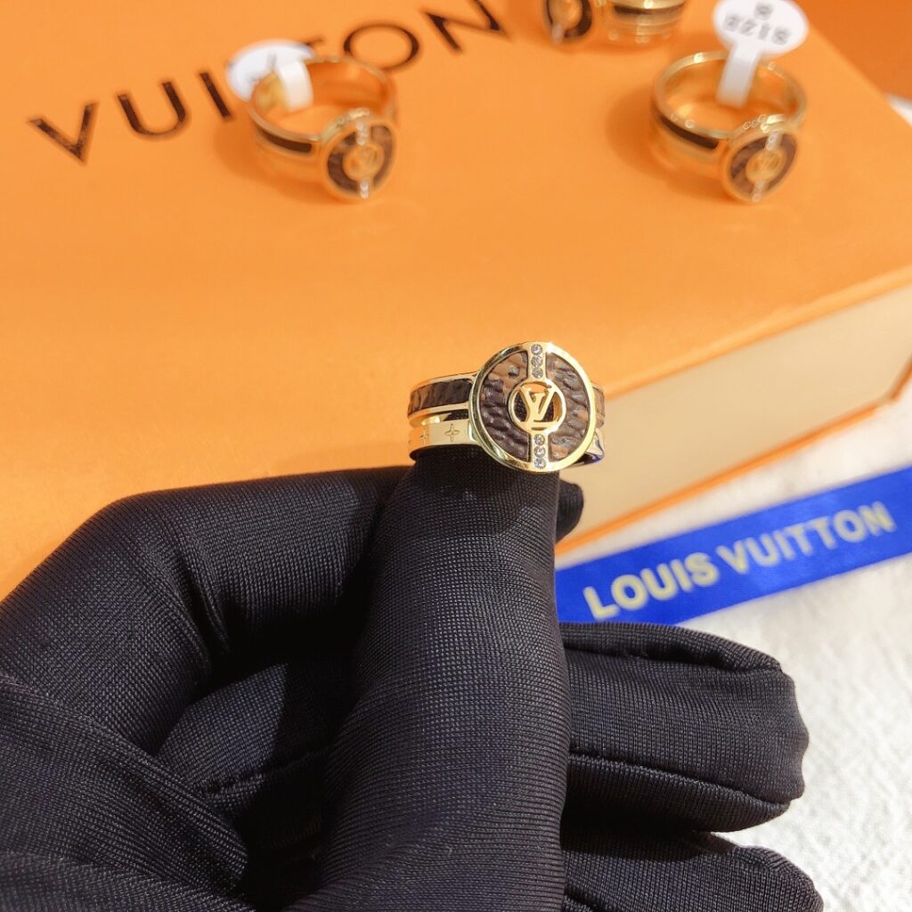 Designer J062 Ring editorial product context 1