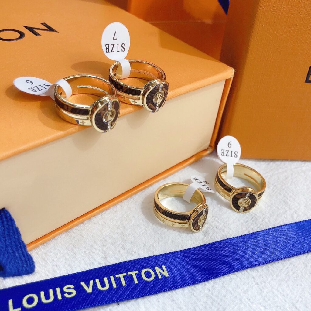 Designer J062 Ring editorial product context 3