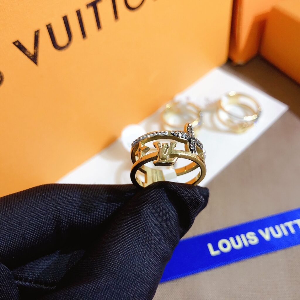 Designer J066 Ring editorial product context 3