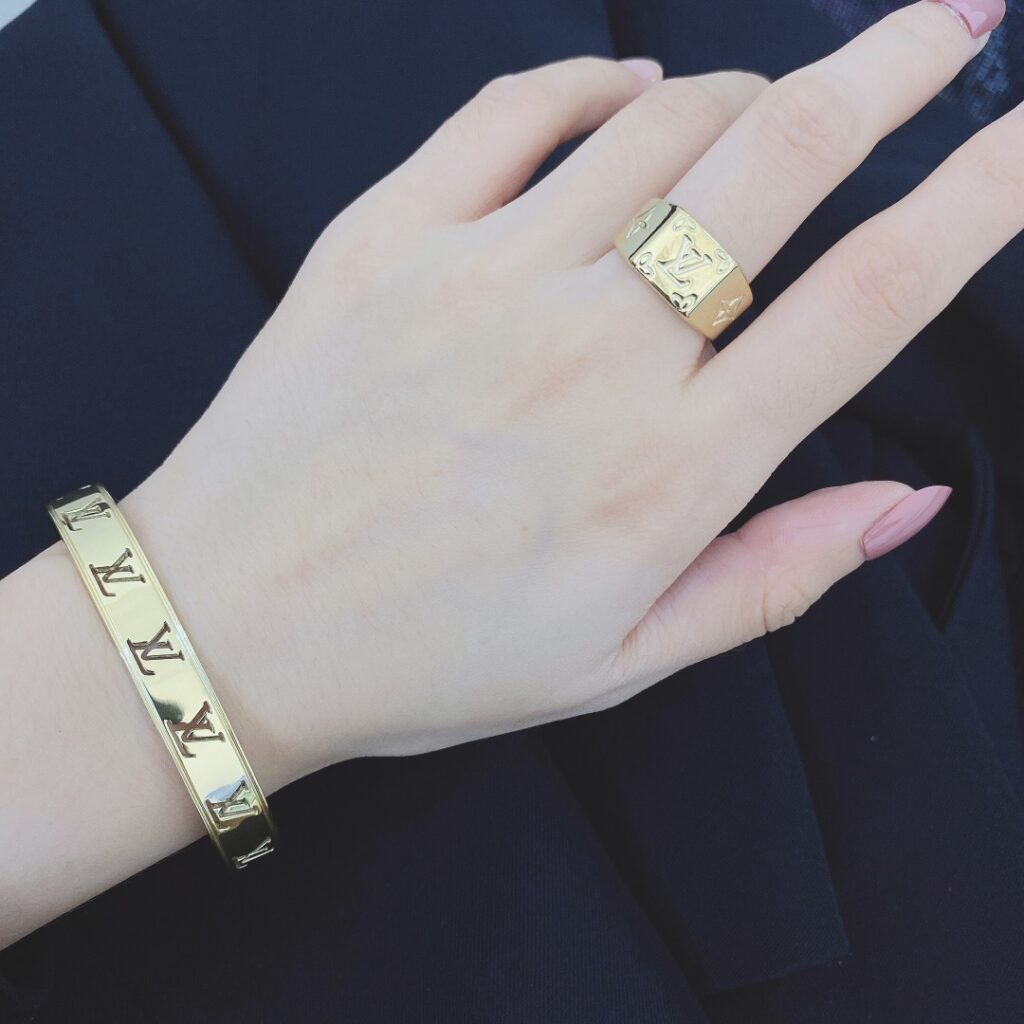 Designer J067 Ring editorial product context 1